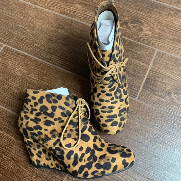 Leopard ankle wedge booties size 9 - Picture 3 of 5